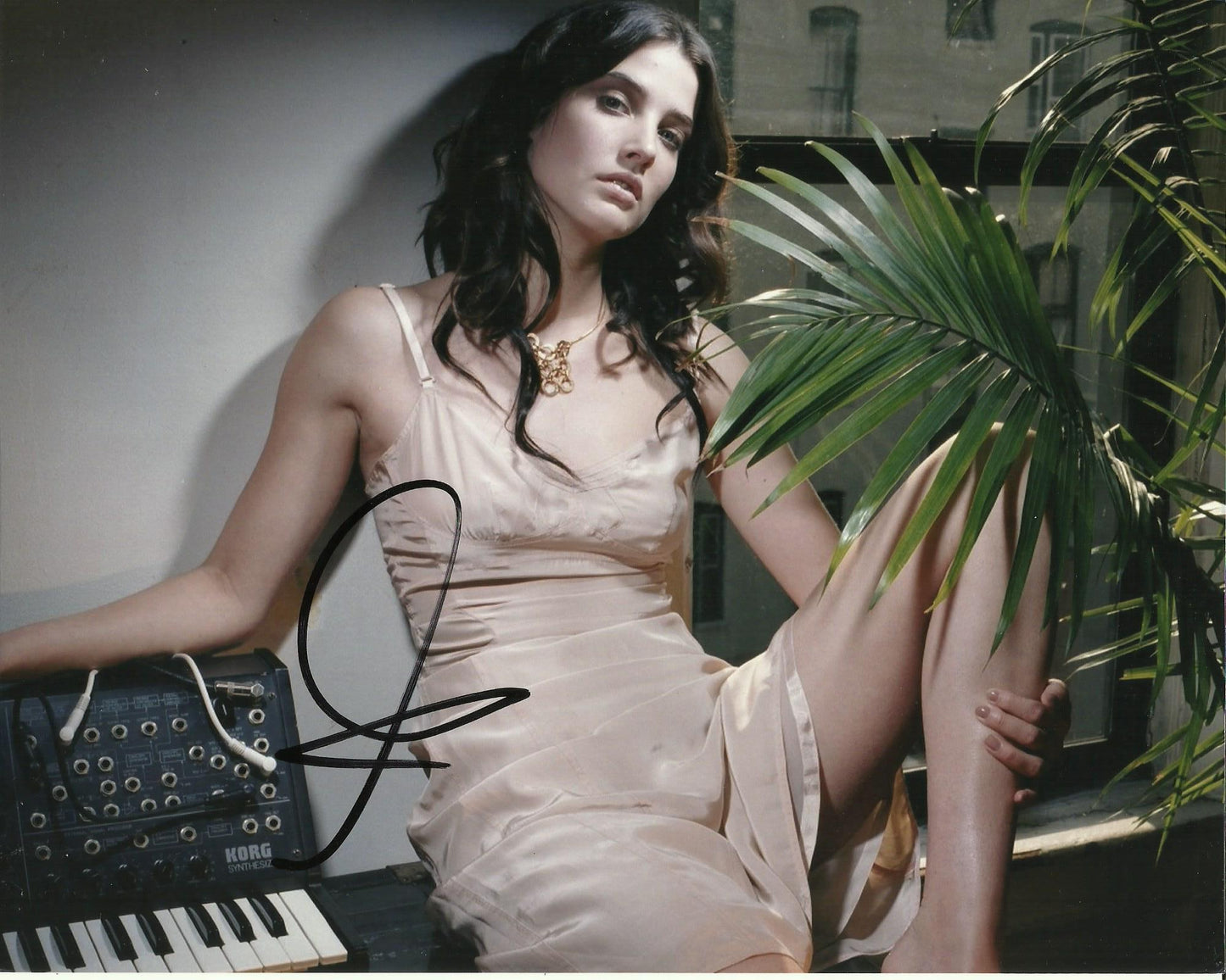 COBIE SMULDERS SIGNED SEXY 10X8 PHOTO (1)