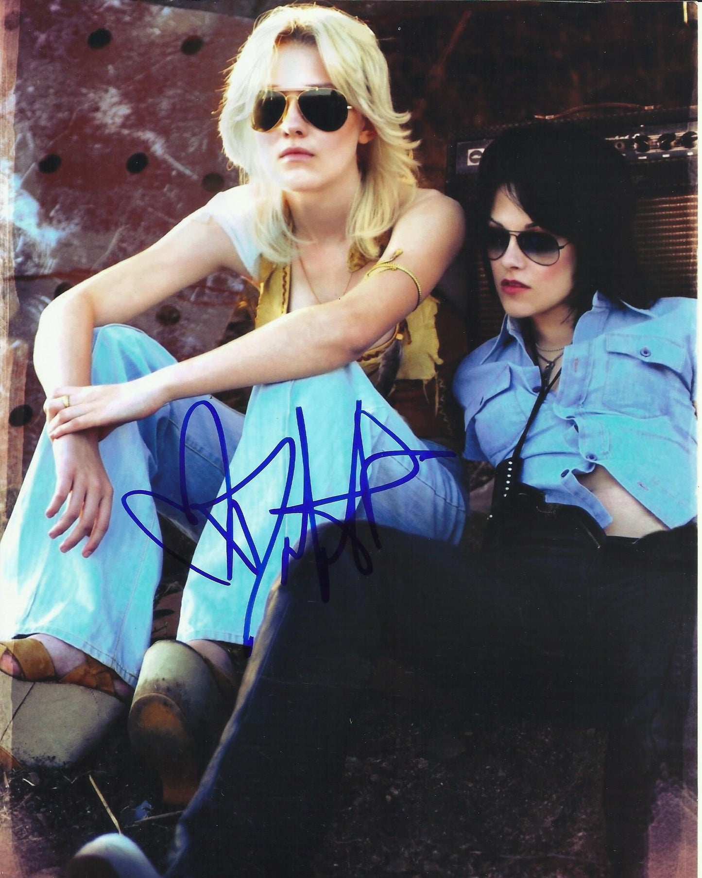 DAKOTA FANNING SIGNED THE RUNAWAYS 8X10 PHOTO
