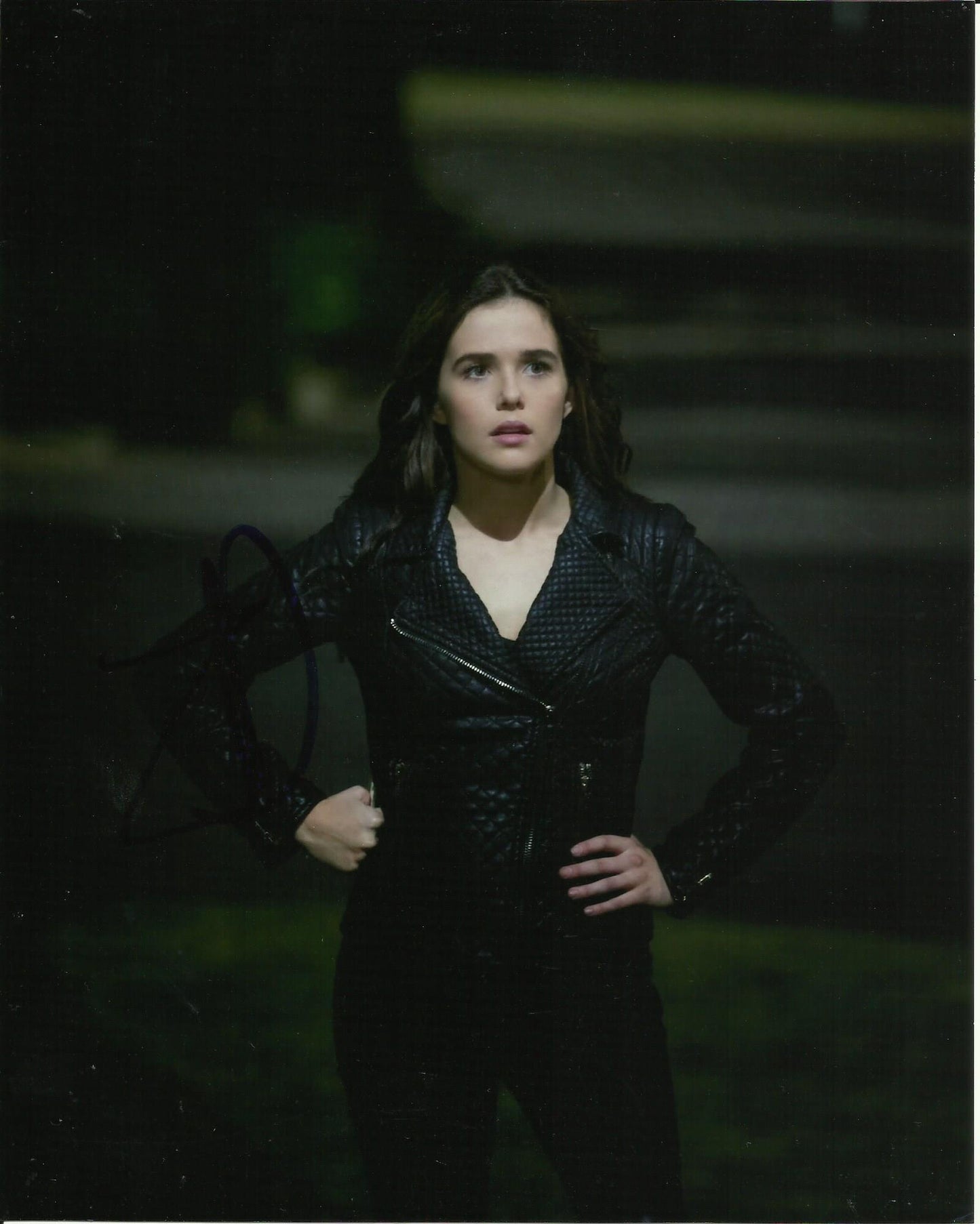 ZOEY DEUTCH SIGNED VAMPIRE ACADEMY 10X8 PHOTO (1)