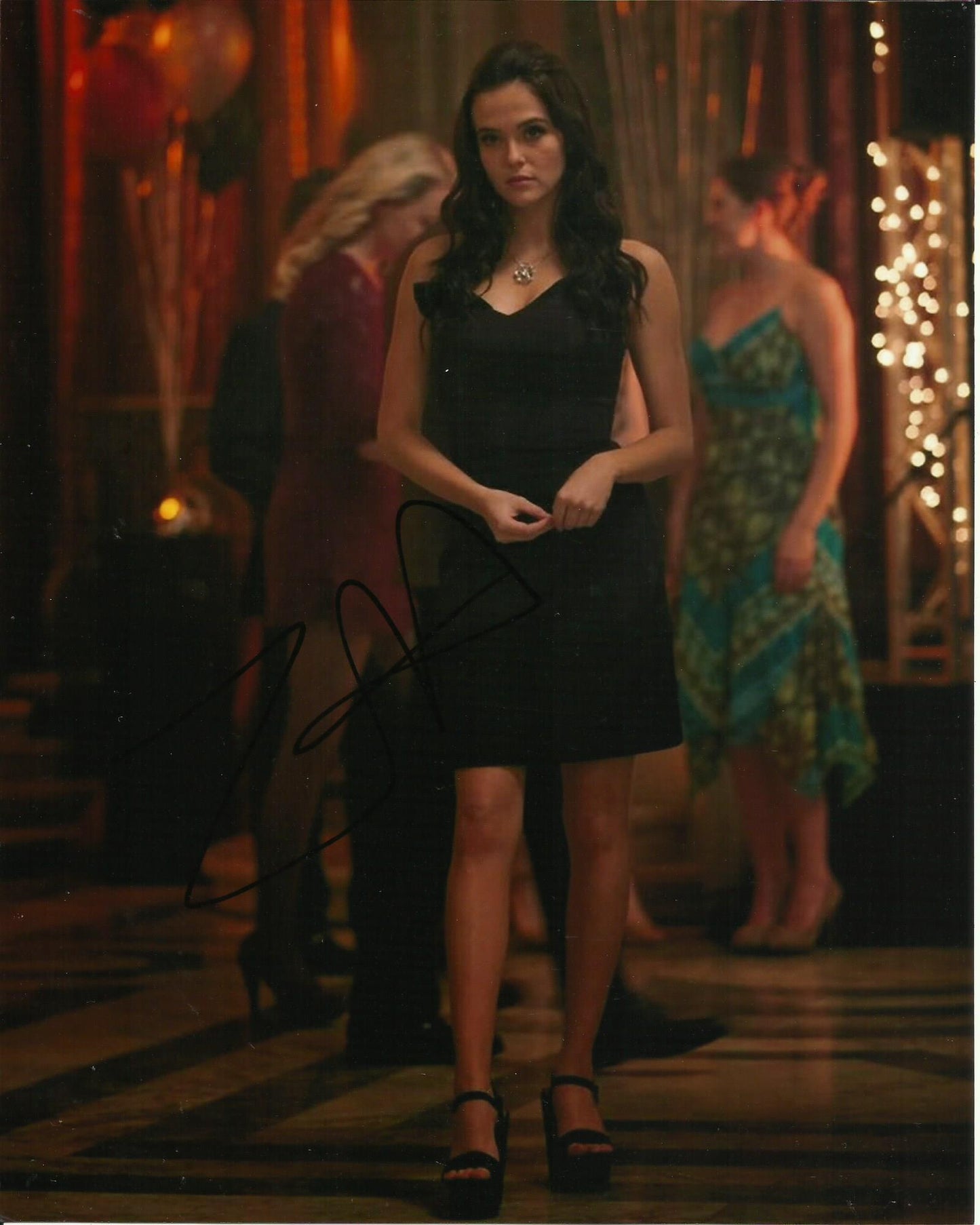 ZOEY DEUTCH SIGNED VAMPIRE ACADEMY 10X8 PHOTO (2)