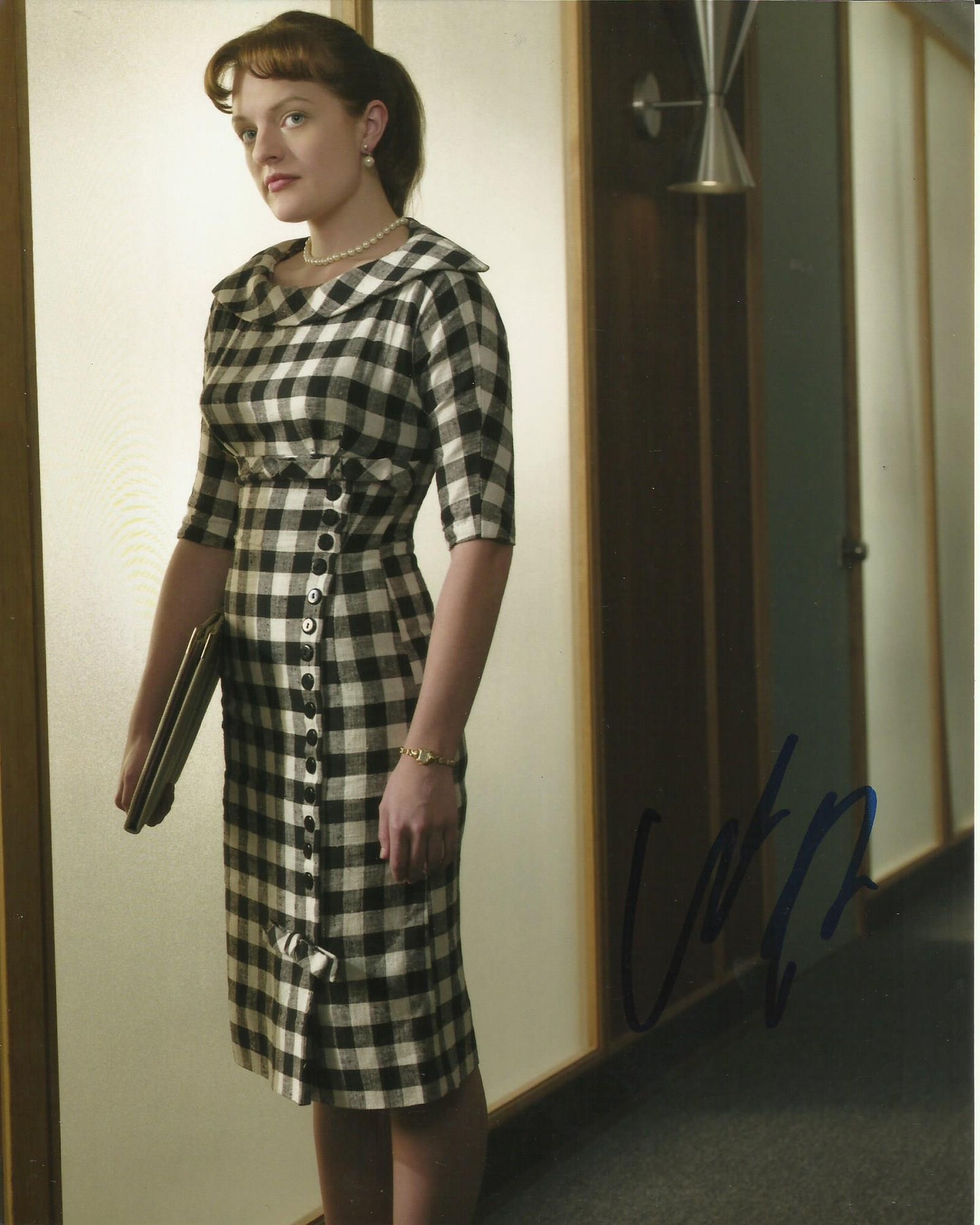 ELIZABETH MOSS SIGNED MAD MEN10X8 PHOTO (1)