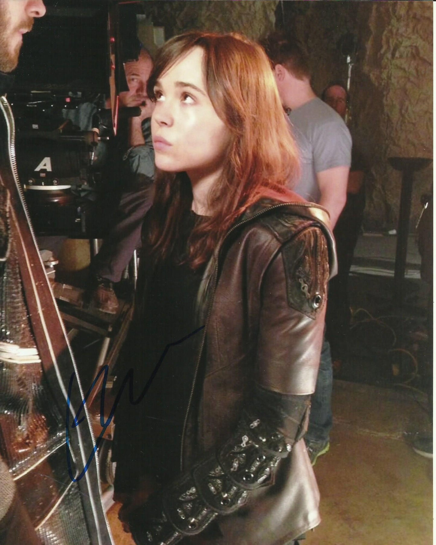 ELLIOT PAGE (ELLEN) SIGNED COOL 10X8 PHOTO (1)