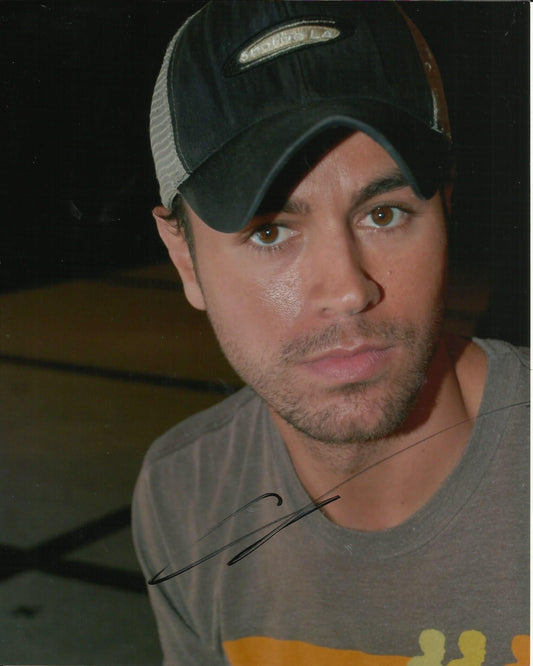 ENRIQUE IGLESIAS SIGNED 8X10 PHOTO (2)