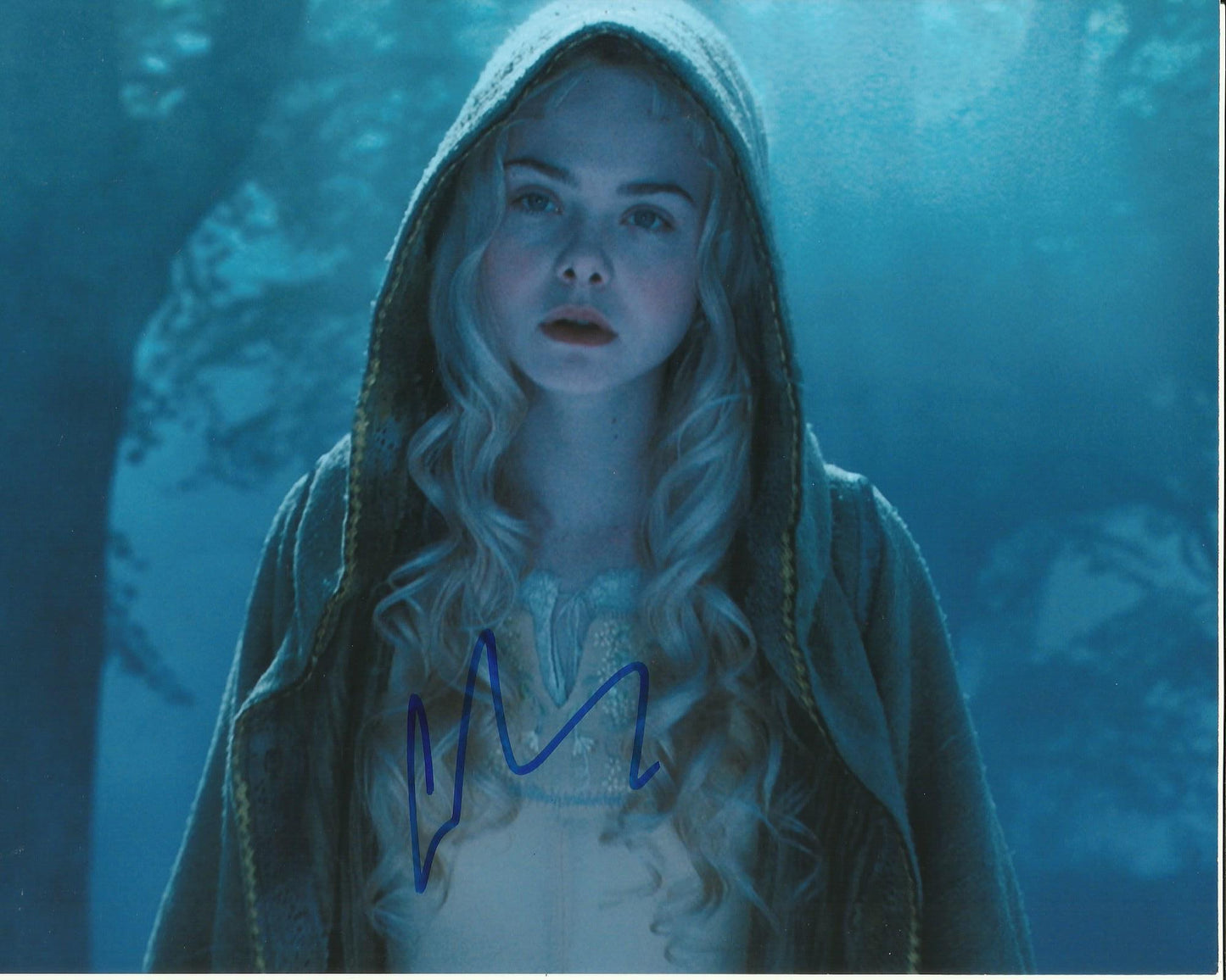 ELLE FANNING  SIGNED MALEFICENT 10X8 PHOTO (1)