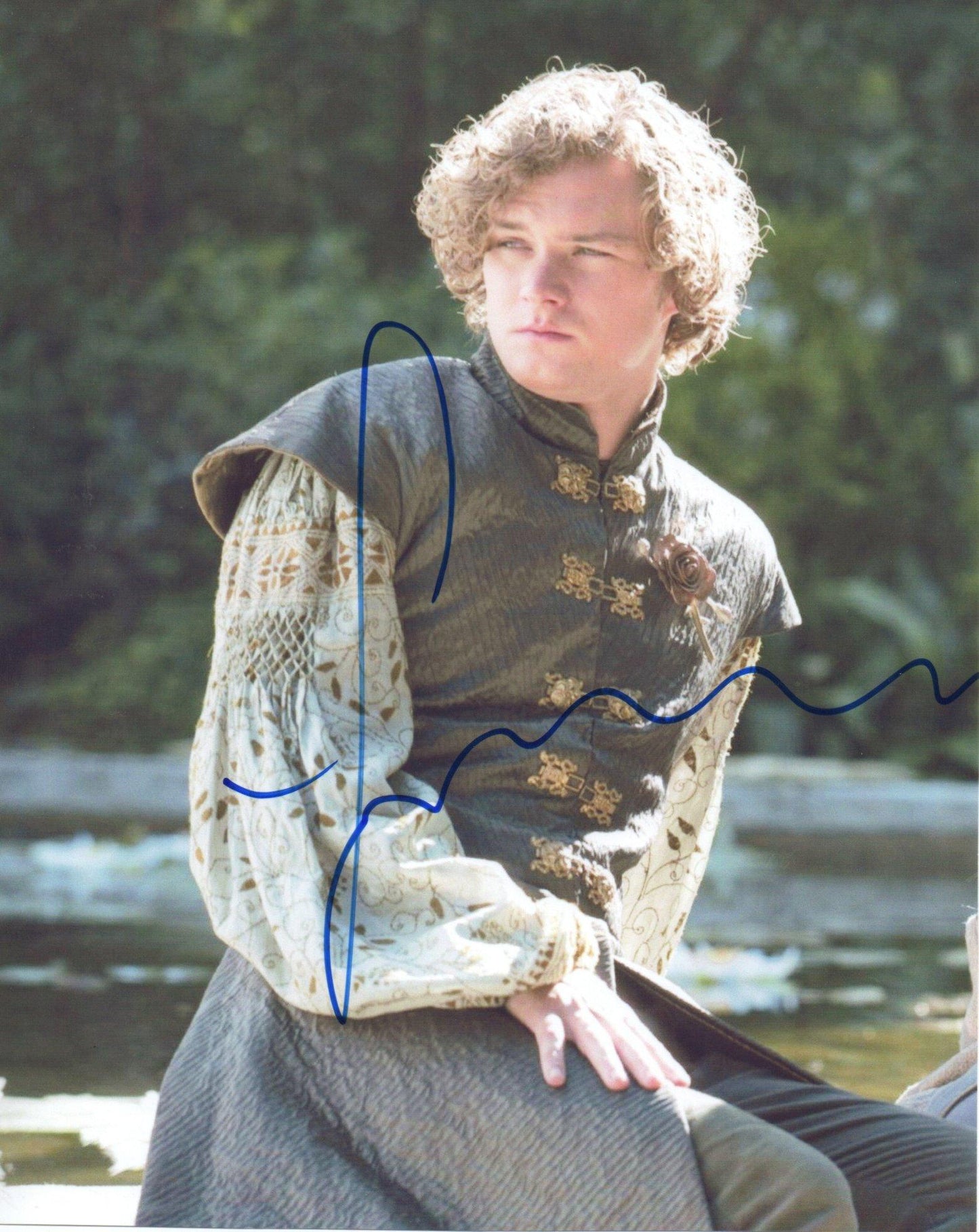 FINN JONES SIGNED GAME OF THRONES 8X10 PHOTO