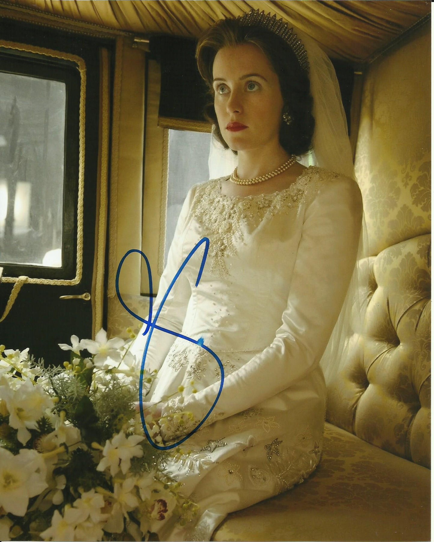 CLAIRE FOY SIGNED THE CROWN 10X8 PHOTO (1)