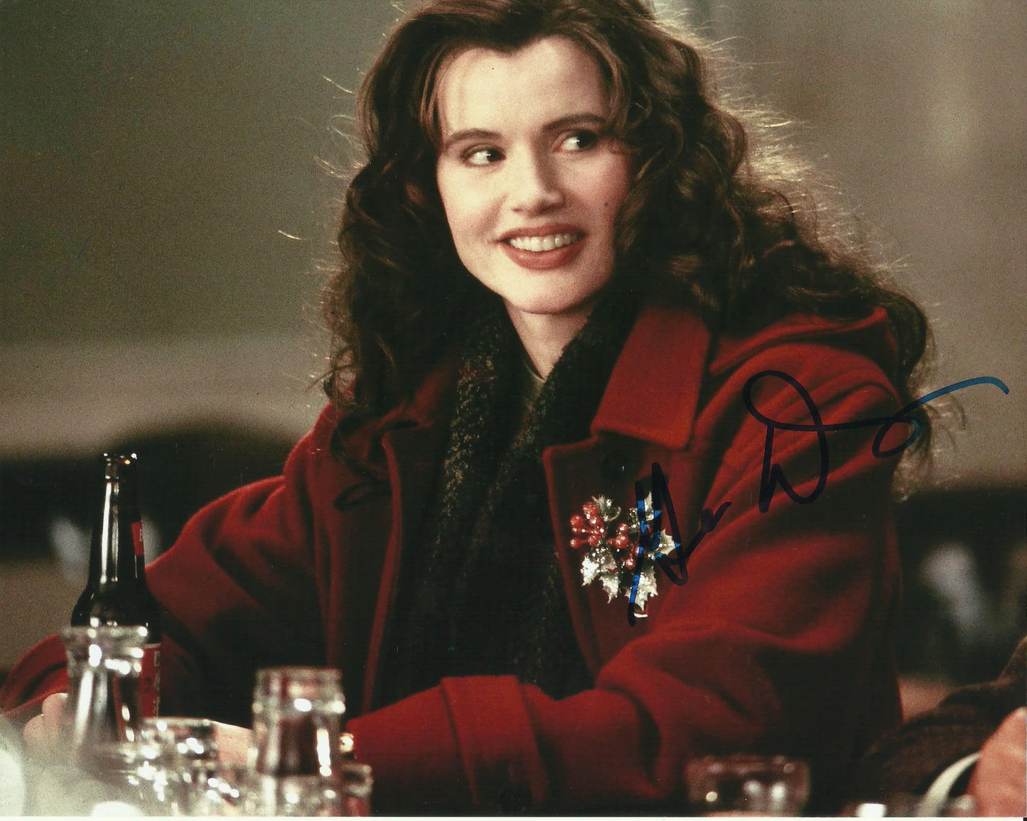 GEENA DAVIS SIGNED ACCIDENATAL HERO 10X8 PHOTO (1)