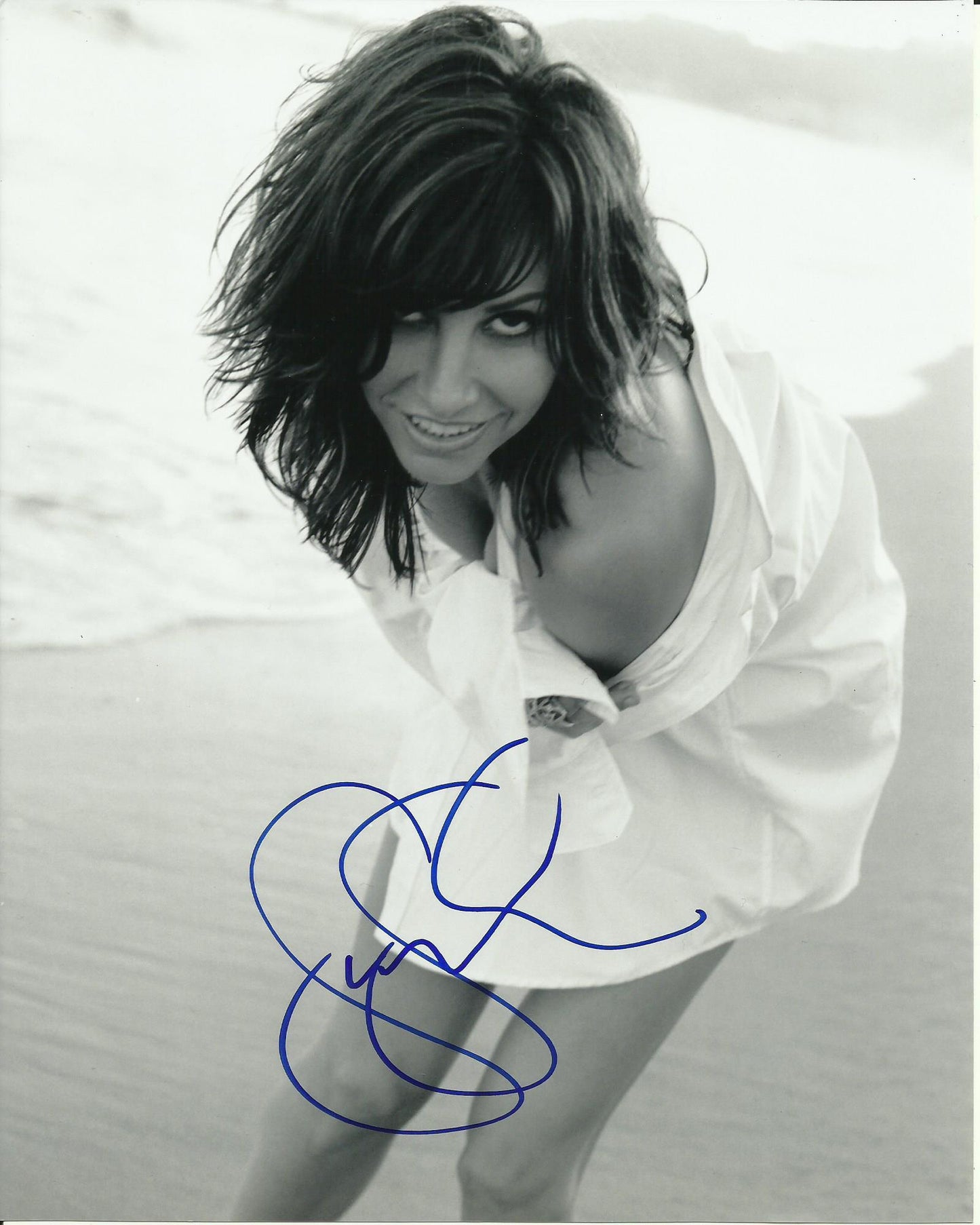 GINA GERSHON SIGNED SEXY 10X8 PHOTO (1)