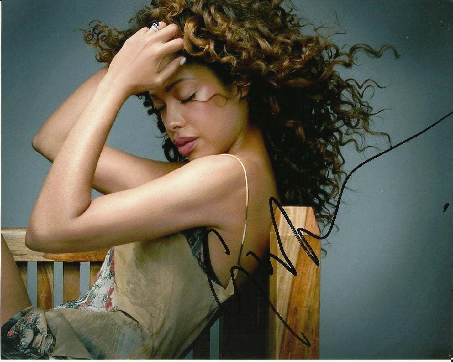 GINA TORRES SIGNED SEXY 10X8 PHOTO (1)