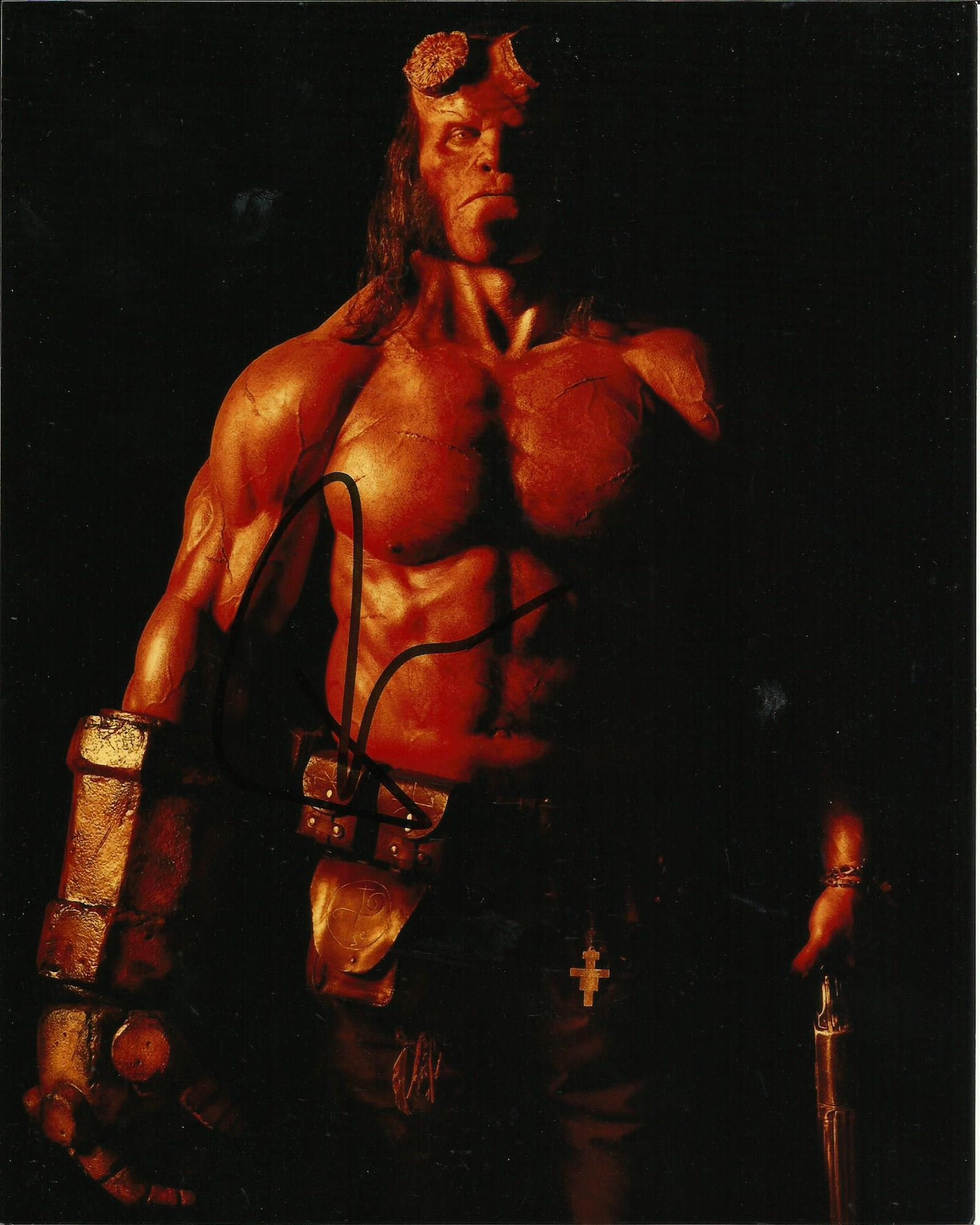 DAVID HARBOUR SIGNED HELLBOY 8X10 PHOTO (1)