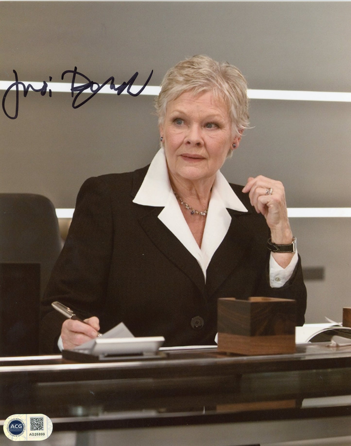 JUDI DENCH SIGNED BOND 10X8 PHOTO (5) ALSO ACG CERT AUTHENTICATION
