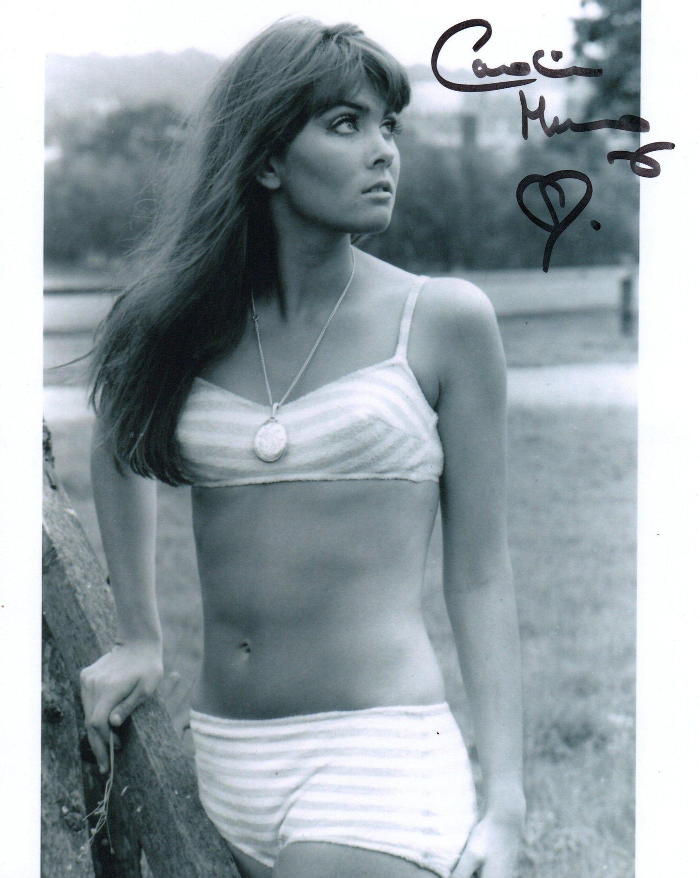 CAROLINE MUNRO SIGNED SEXY 10X8 PHOTO (14)
