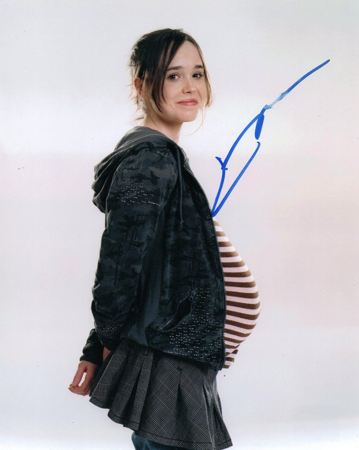 ELLIOT PAGE (ELLEN) SIGNED JUNO 10X8 PHOTO (3)