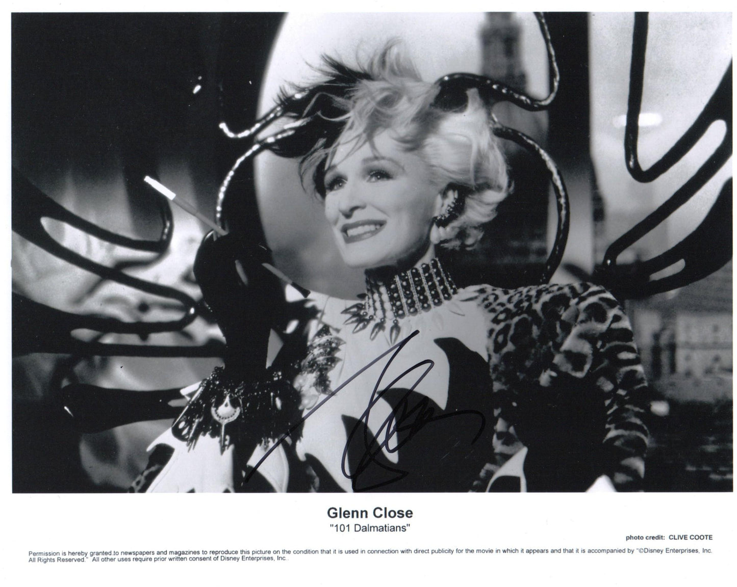 GLENN CLOSE SIGNED 101 DALMATIONS 10X8 PHOTO (3)