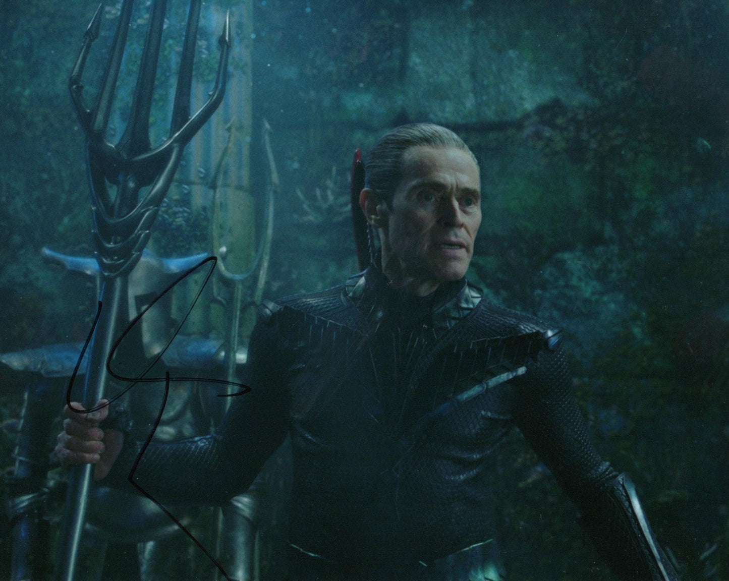 WILLEM DAFOE SIGNED AQUAMAN 8X10 PHOTO (2)