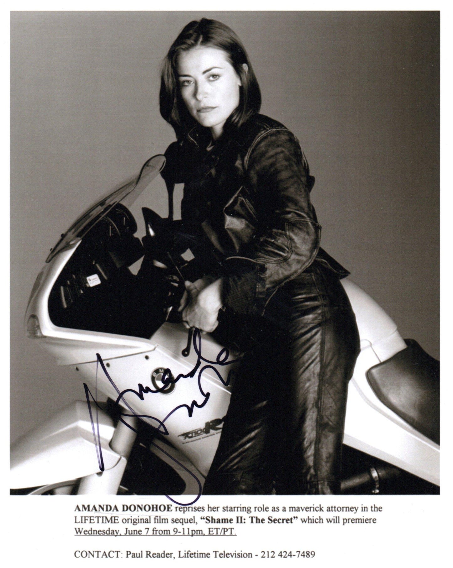 AMANDA DONOHOE SIGNED 10X8 PHOTO (2)