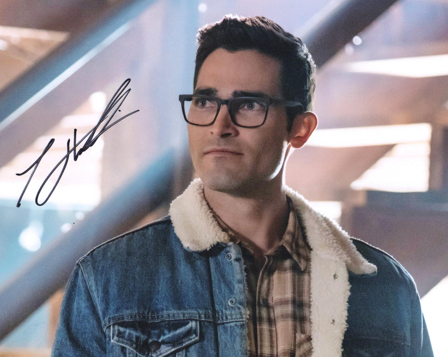 TYLER HOECHLIN SIGNED SUPERMAN AND LOIS 8X10 PHOTO (1)