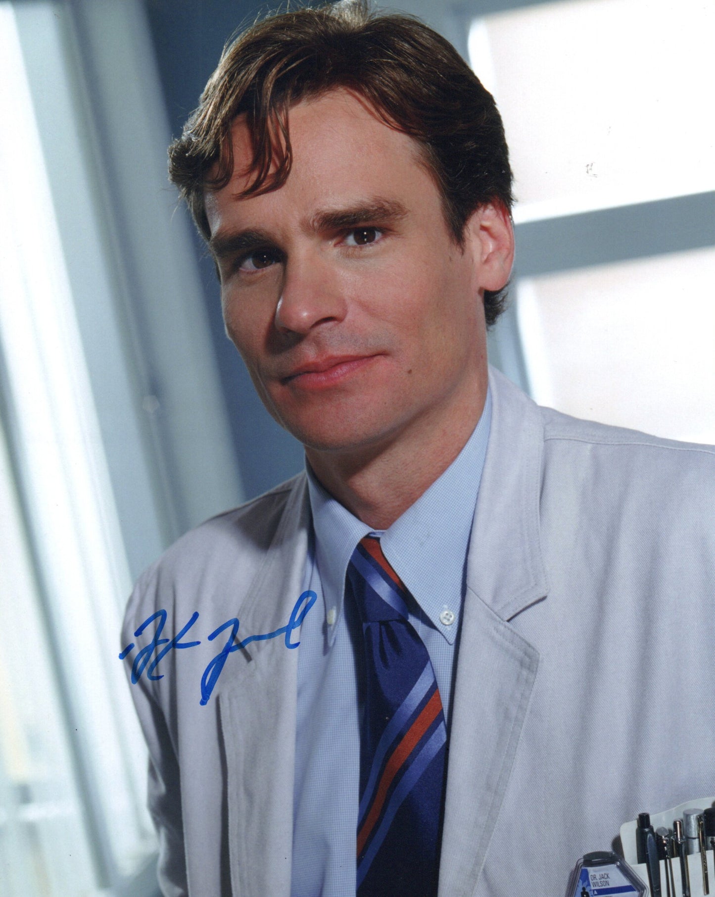 ROBERT SEAN LEONARD SIGNED HOUSE PHOTO (2)