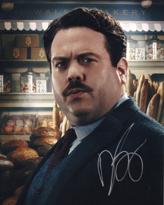 DAN FOGLER SIGNED FANTASTIC BEASTS 8X10 PHOTO (1)