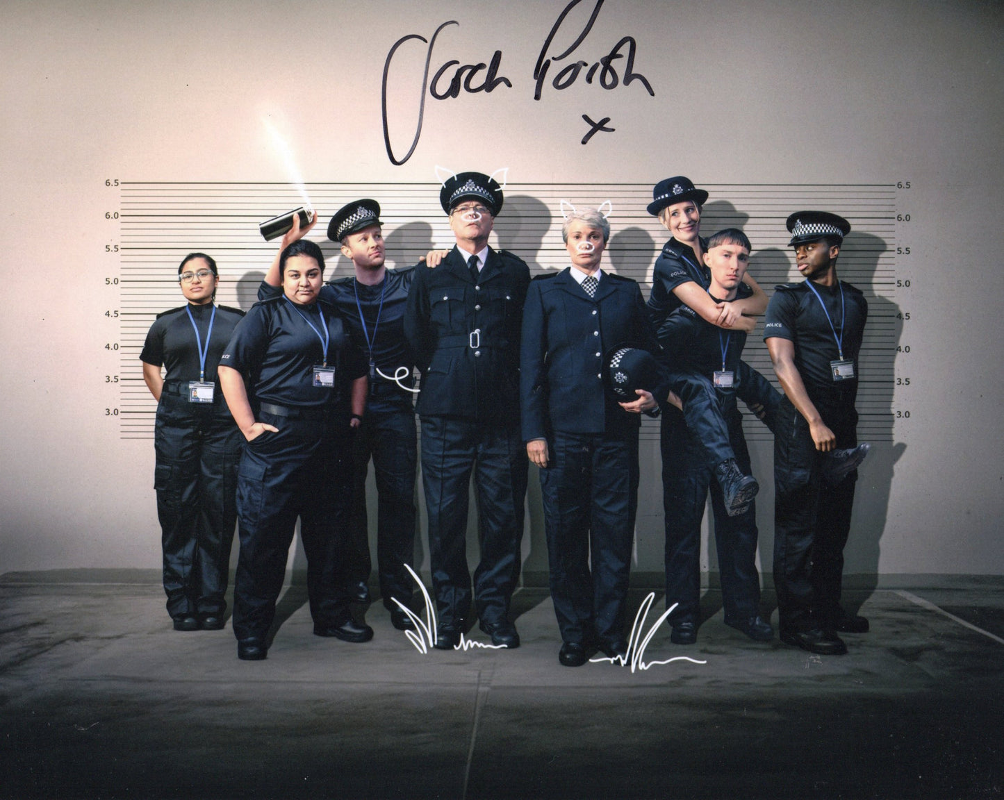 SARAH PARISH SIGNED PIGLETS 8X10 PHOTO (2)