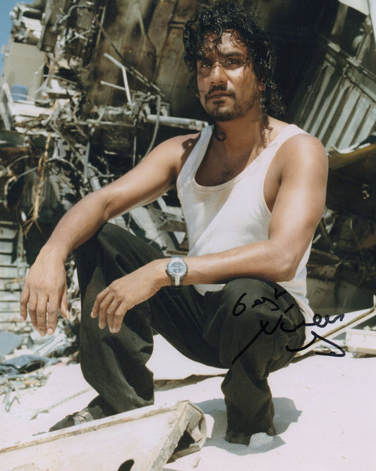NAVEEN ANDREWS SIGNED LOST 8X10 PHOTO (2)
