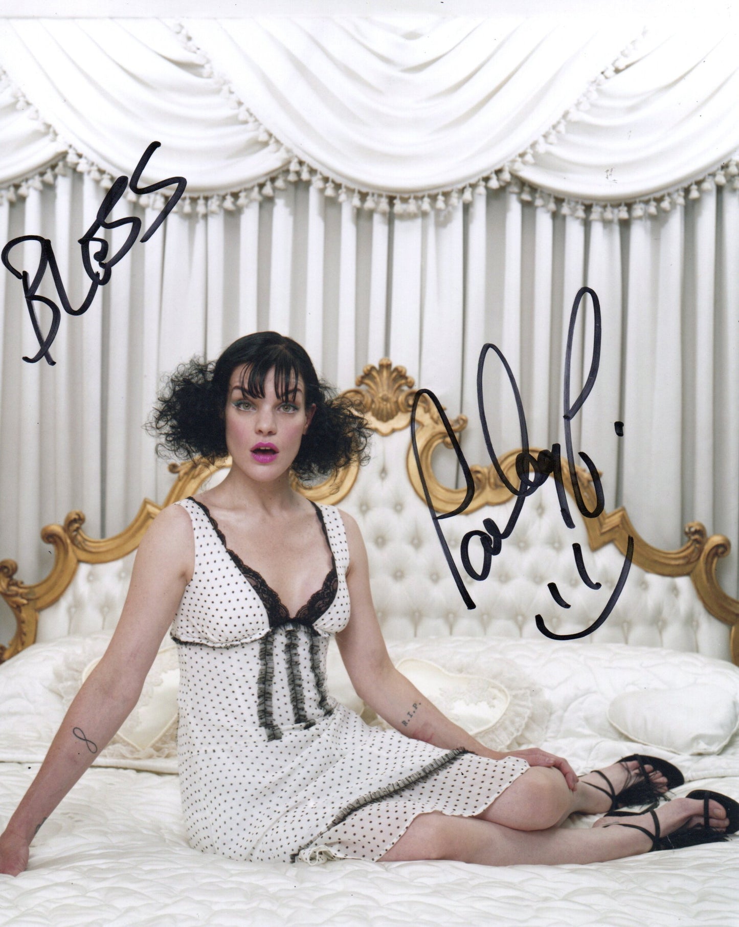 PAULEY PERRETTE SIGNED SEXY 10X8 PHOTO
