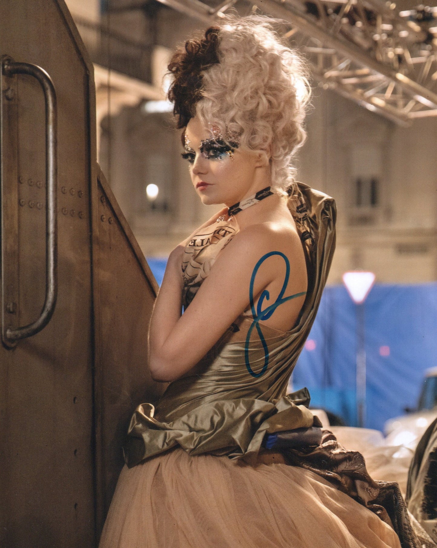 EMMA STONE SIGNED CRUELLA 10X8 PHOTO