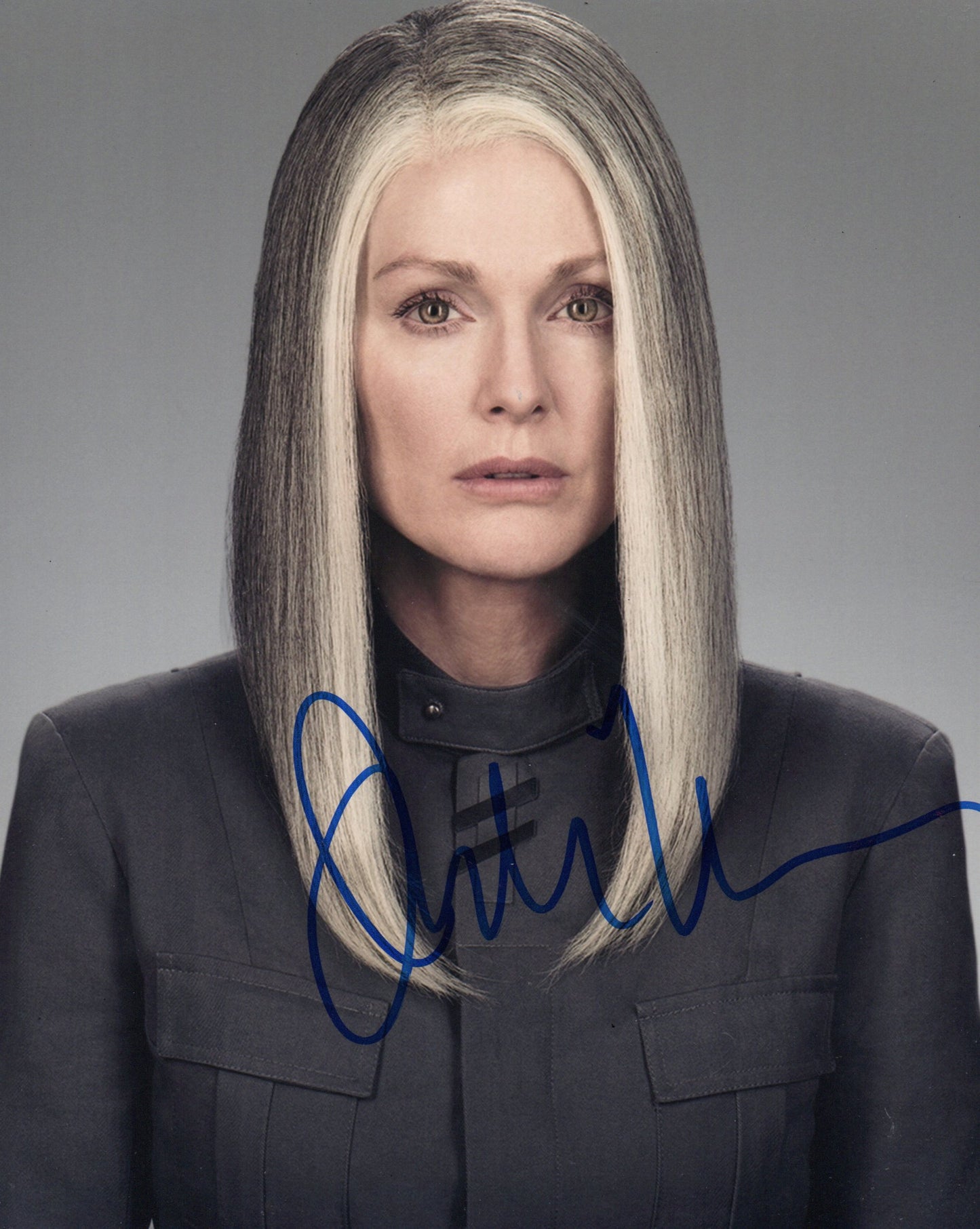 JULIANNE MOORE SIGNED THE HUNGER GAMES 10X8 PHOTO (1)