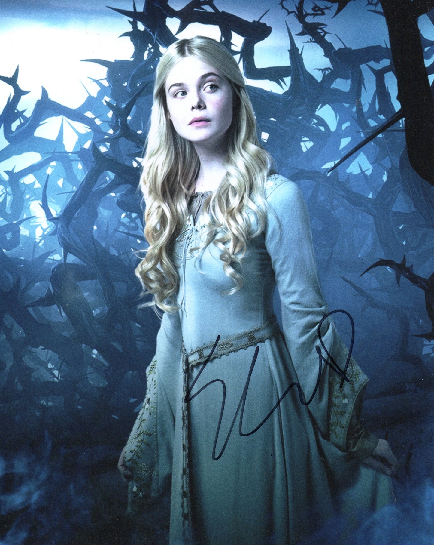 ELLE FANNING  SIGNED MALEFICENT 10X8 PHOTO (4)