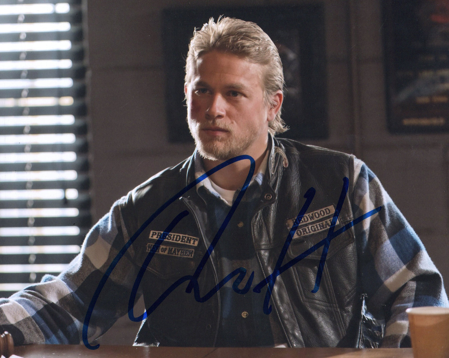 CHARLIE HUNNAM SIGNED SONS OF ANARCHY 10X8 PHOTO