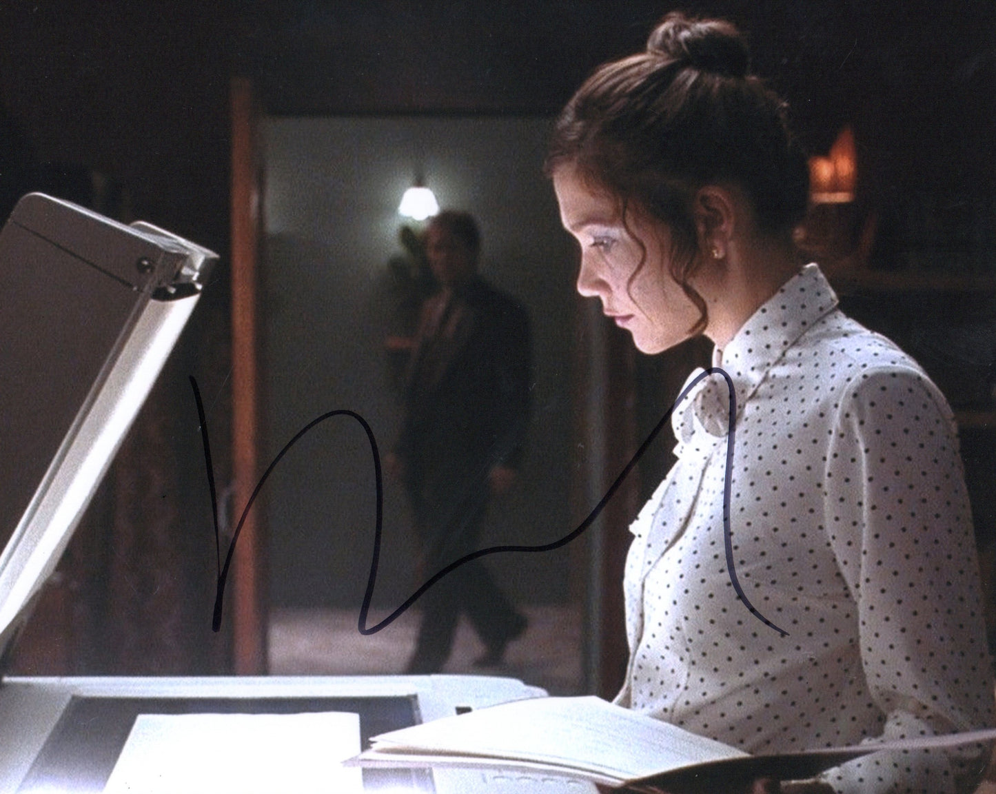 MAGGIE GYLLENHAAL SIGNED SECRETARY 10X8 PHOTO (1)