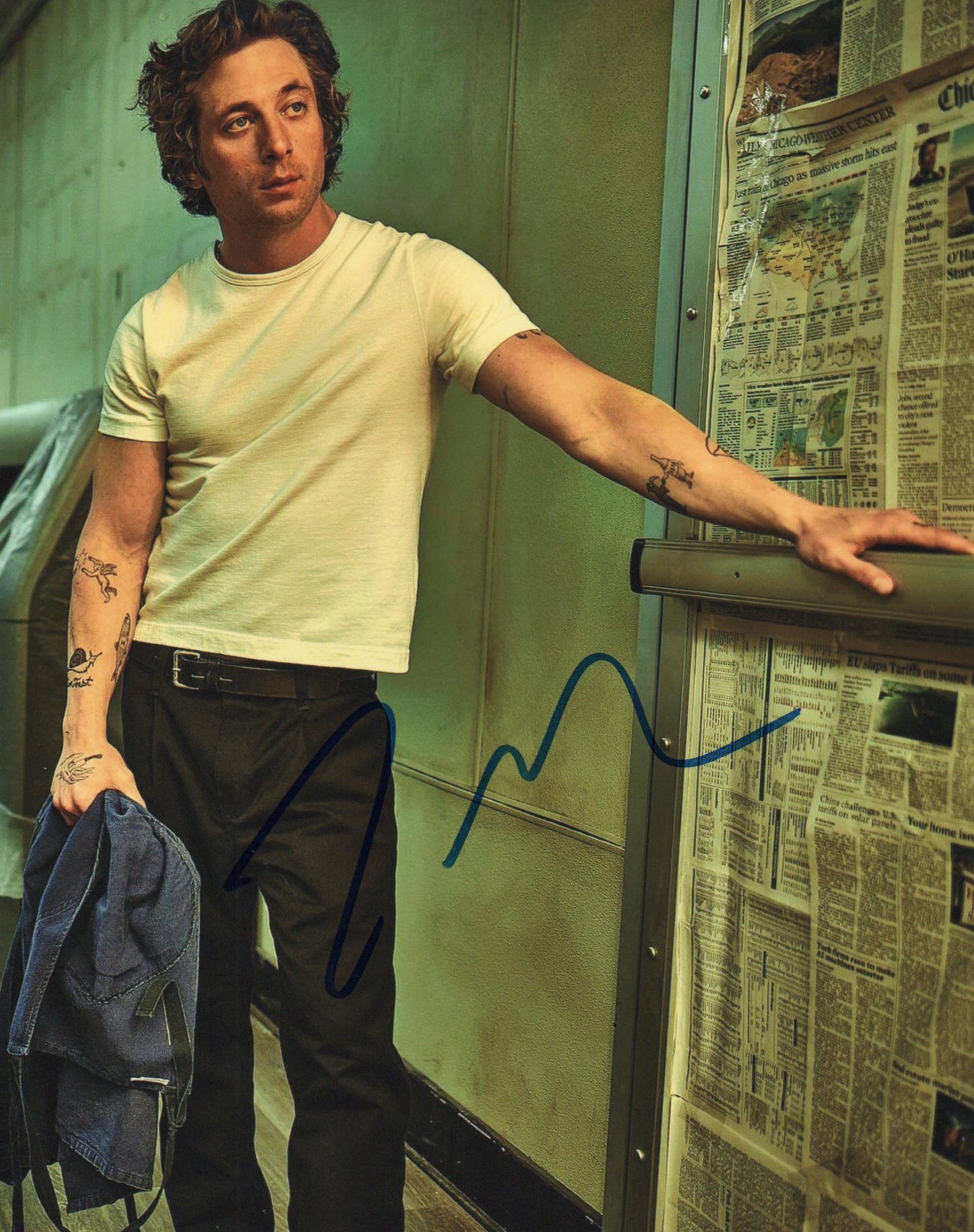 JEREMY ALLEN WHITE SIGNED THE BEAR 8X10 PHOTO