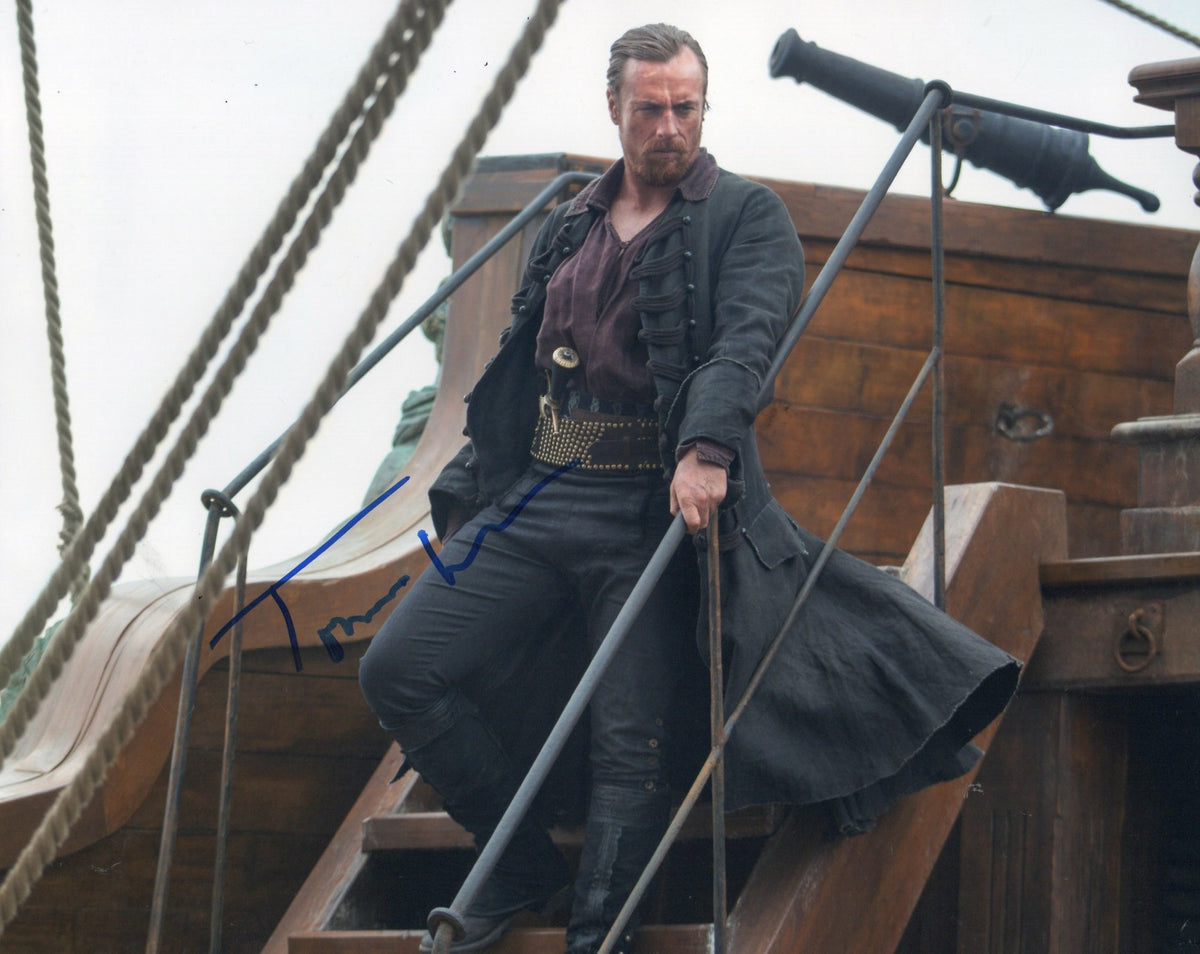 TOBY STEPHENS SIGNED BLACK SAILS 8X10 PHOTO (2)