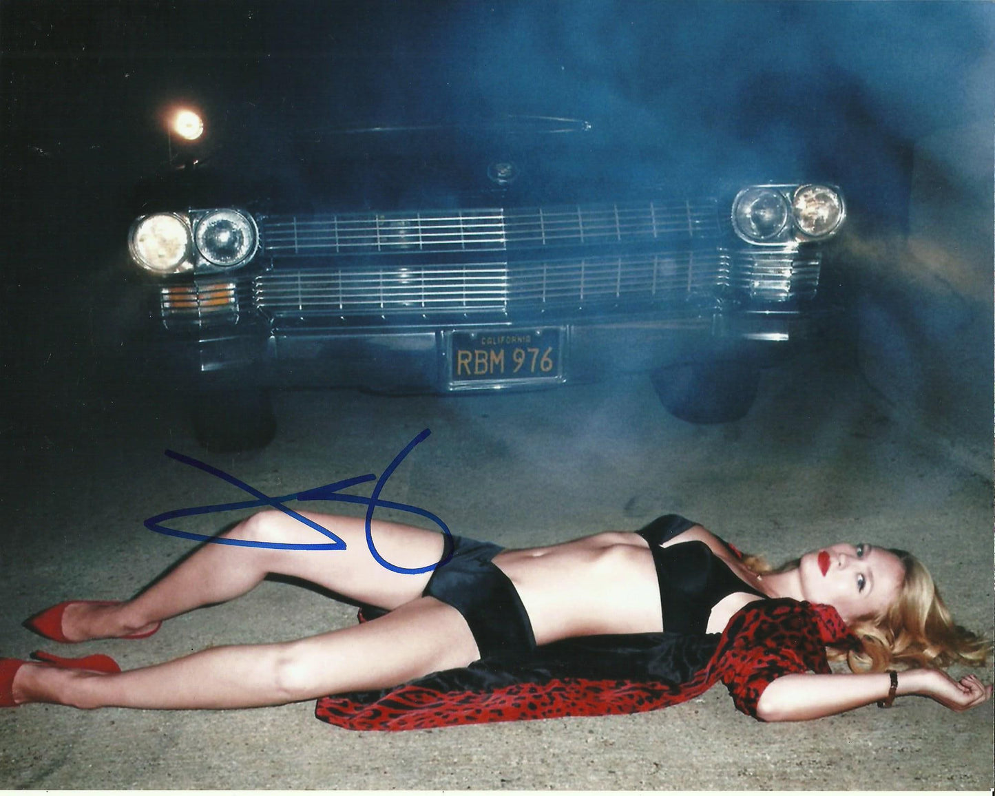 JANUARY JONES SIGNED SEXY 10X8 PHOTO (1)