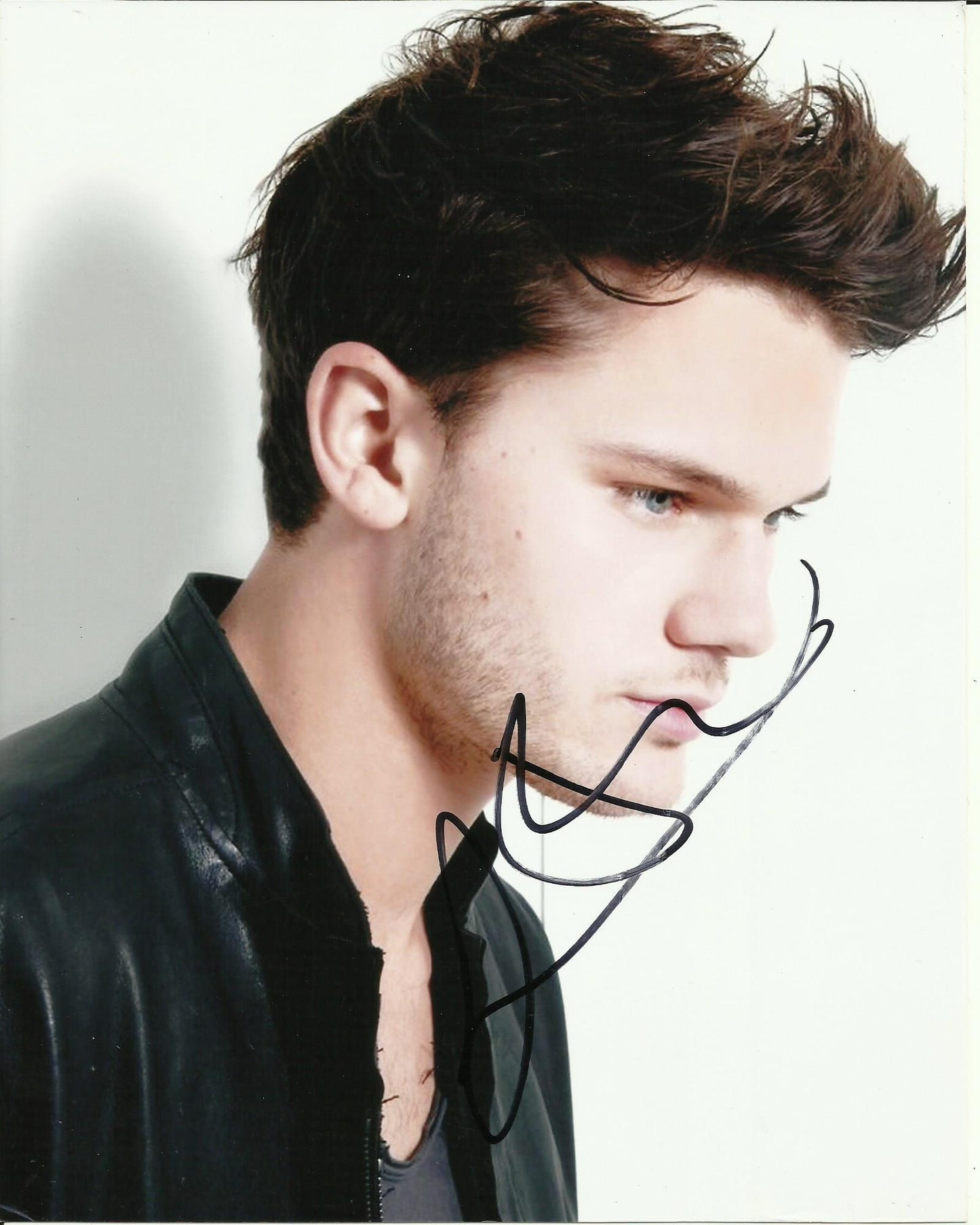 JEREMY IRVINE SIGNED COOL 8X10 PHOTO (3)