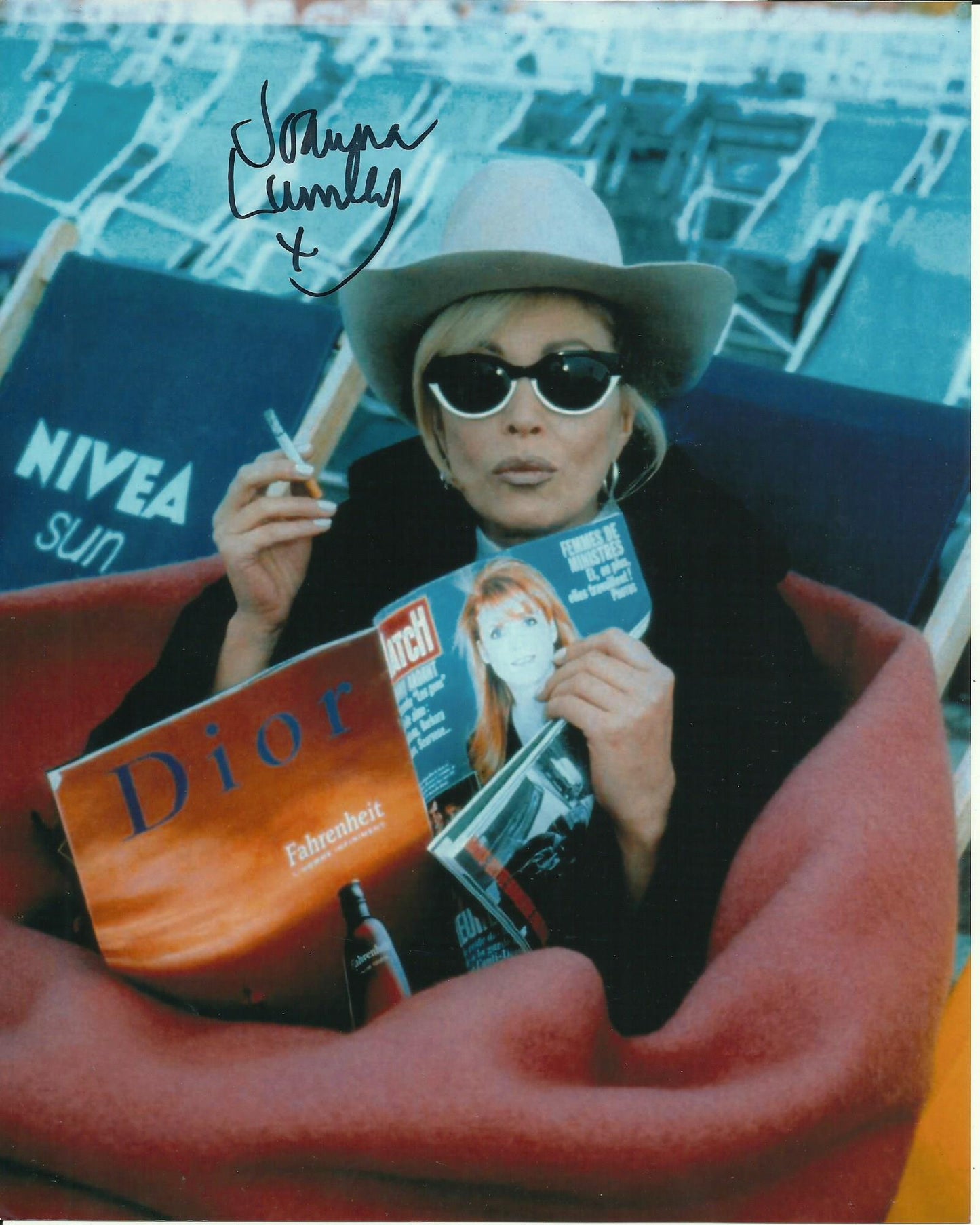 JOANNA LUMLEY SIGNED AB FAB 10X8 PHOTO (1)
