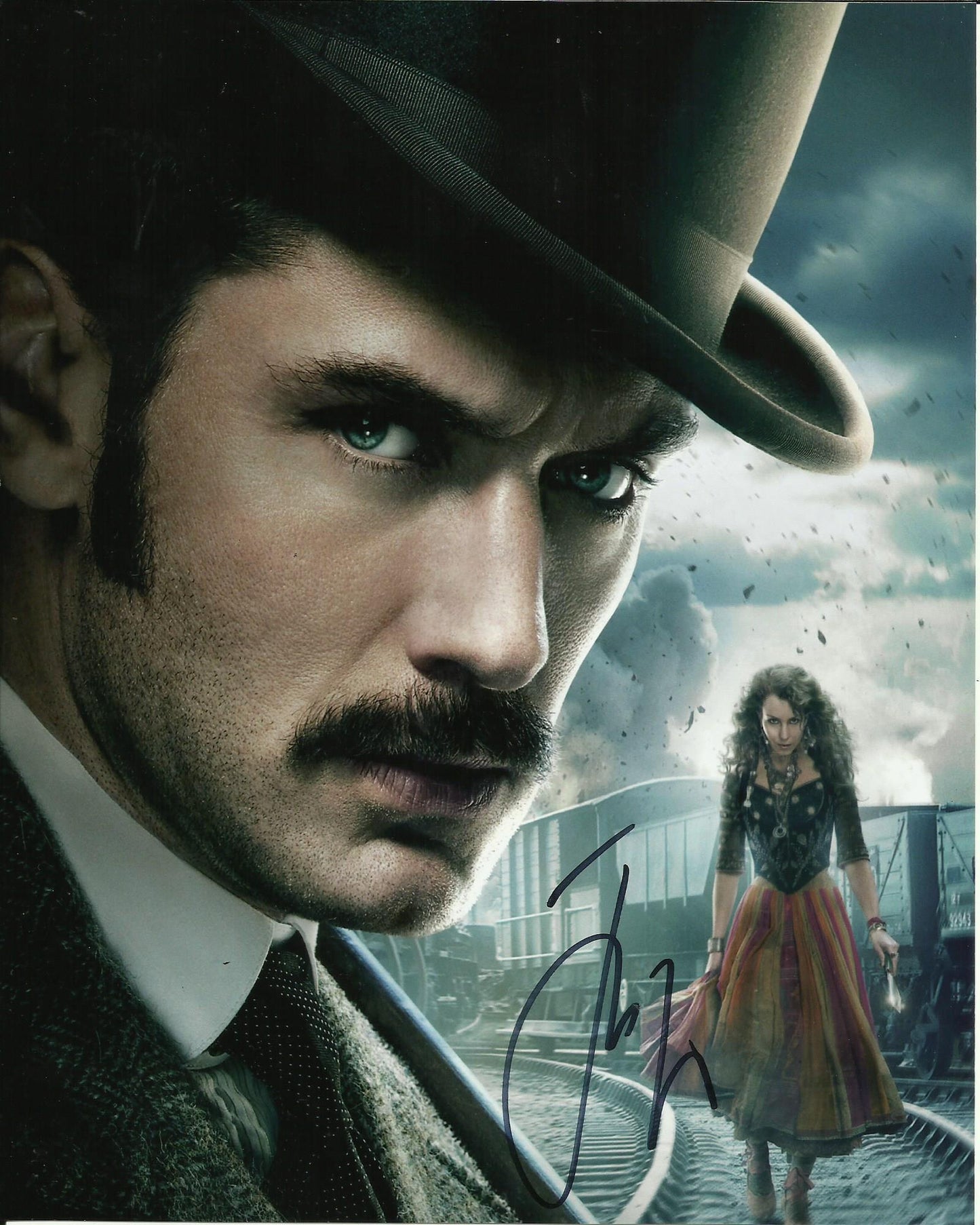 JUDE LAW SIGNED SHERLOCK HOLMES 8X10 PHOTO (2)