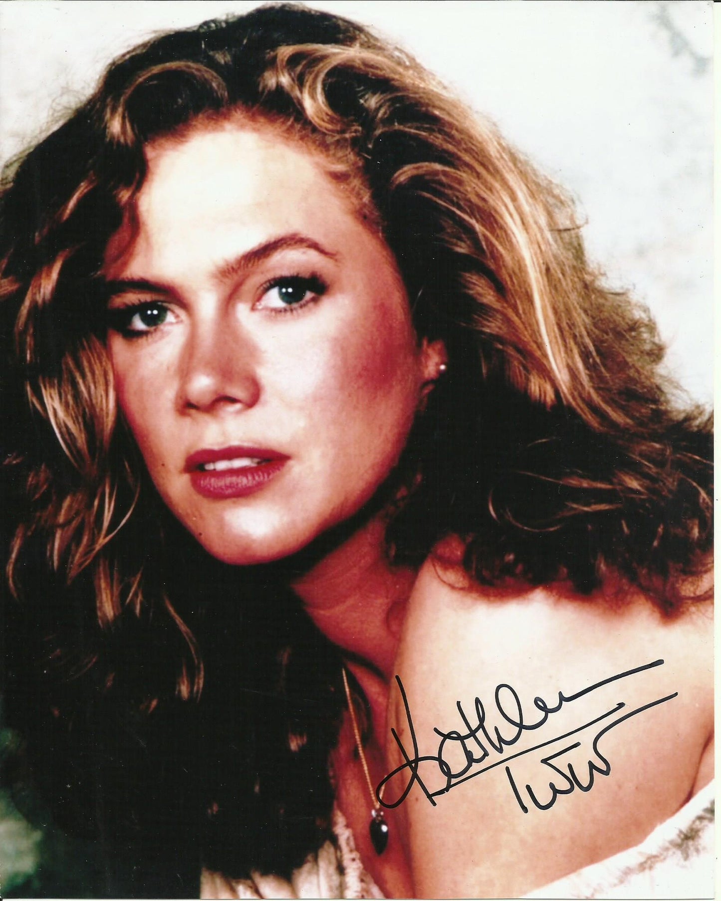 KATHLEEN TURNER SIGNED ROMANCING THE STONE 10X8 PHOTO (1)