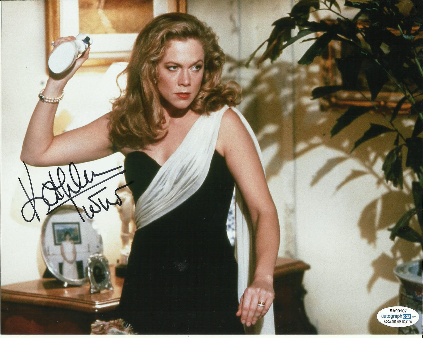 KATHLEEN TURNER SIGNED WAR OF THE ROSES 10X8 PHOTO (1) ALSO ACOA CERTIFIED
