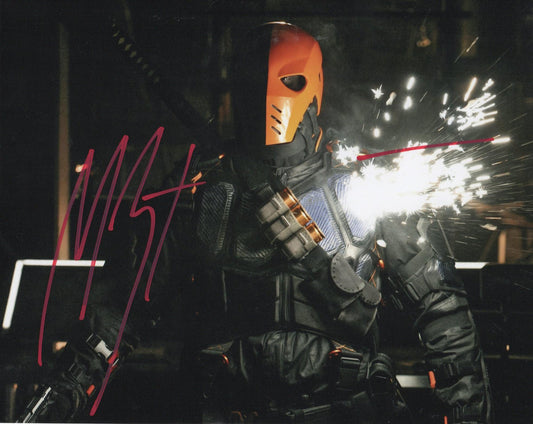 MANU BENNETT SIGNED ARROW 8X10 PHOTO
