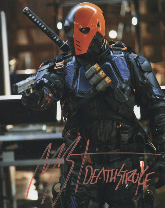 MANU BENNETT SIGNED ARROW 8X10 PHOTO (2)
