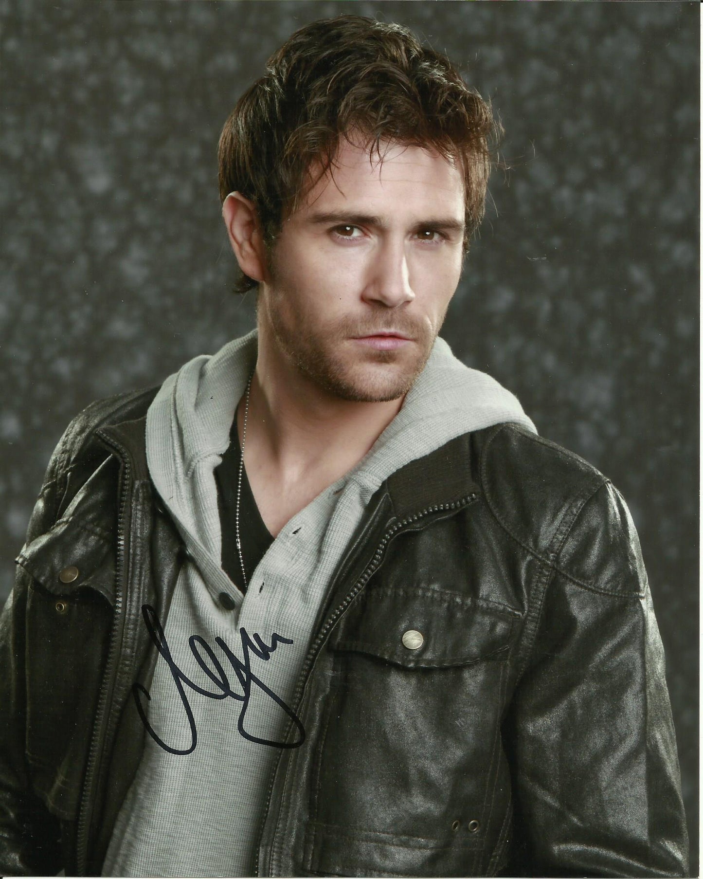 MATT RYAN SIGNED LEGENDS OF TOMORROW 8X10 PHOTO (2)