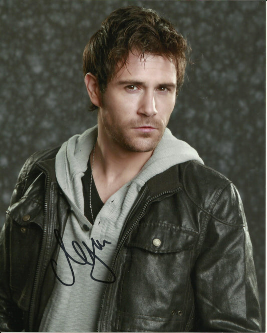 MATT RYAN SIGNED LEGENDS OF TOMORROW 8X10 PHOTO (2)