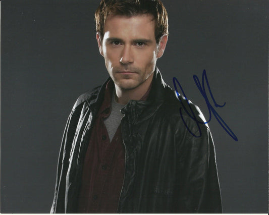 MATT RYAN SIGNED LEGENDS OF TOMORROW 8X10 PHOTO (5)