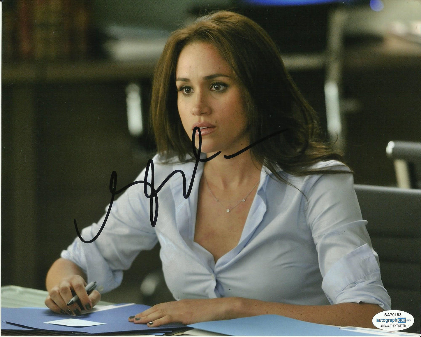 MEGHAN MARKLE SIGNED SUITS 10X8 PHOTO ALSO ACOA CERTIFIED