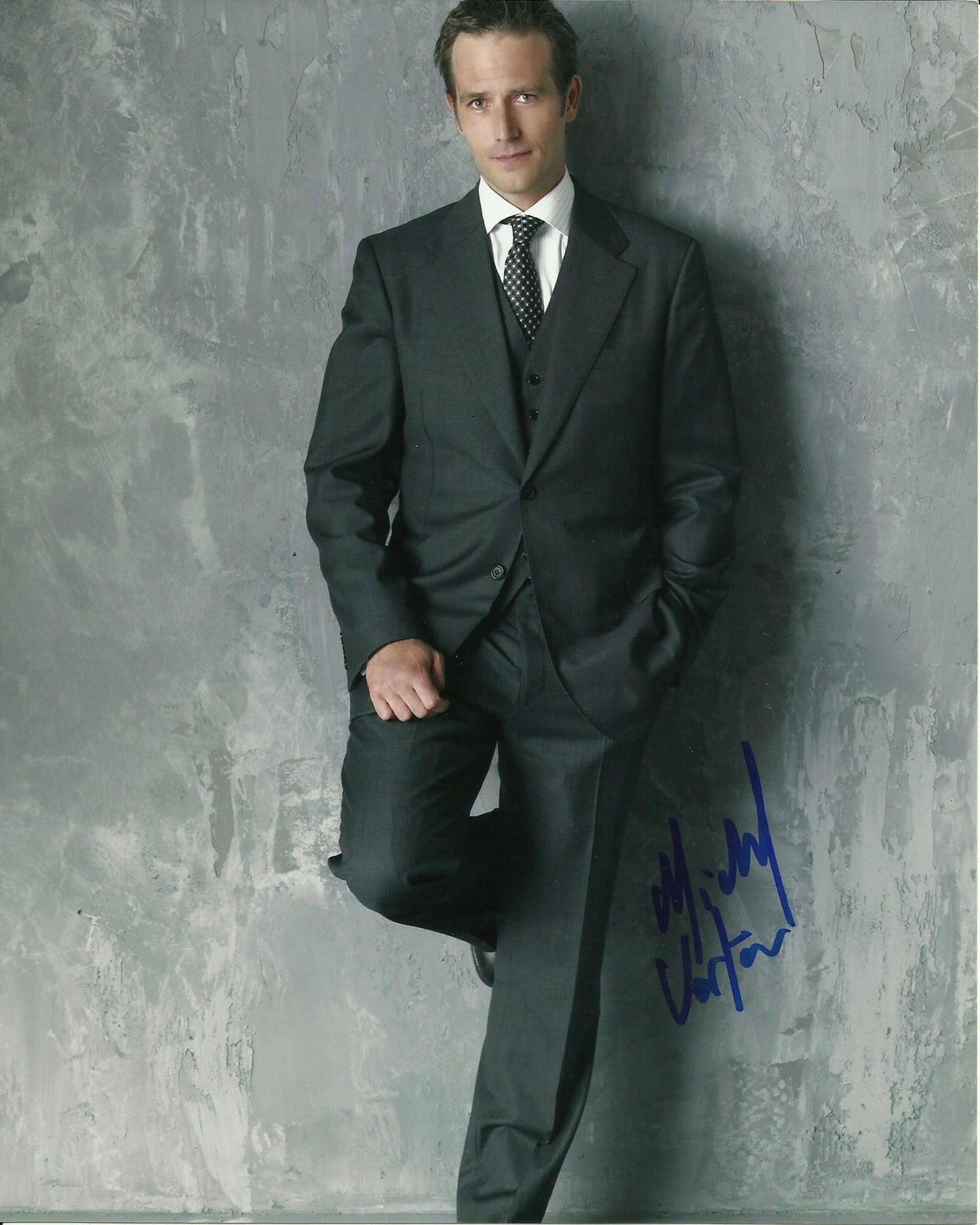 MICHAEL VARTAN SIGNED ALIAS 8X10 PHOTO (2)