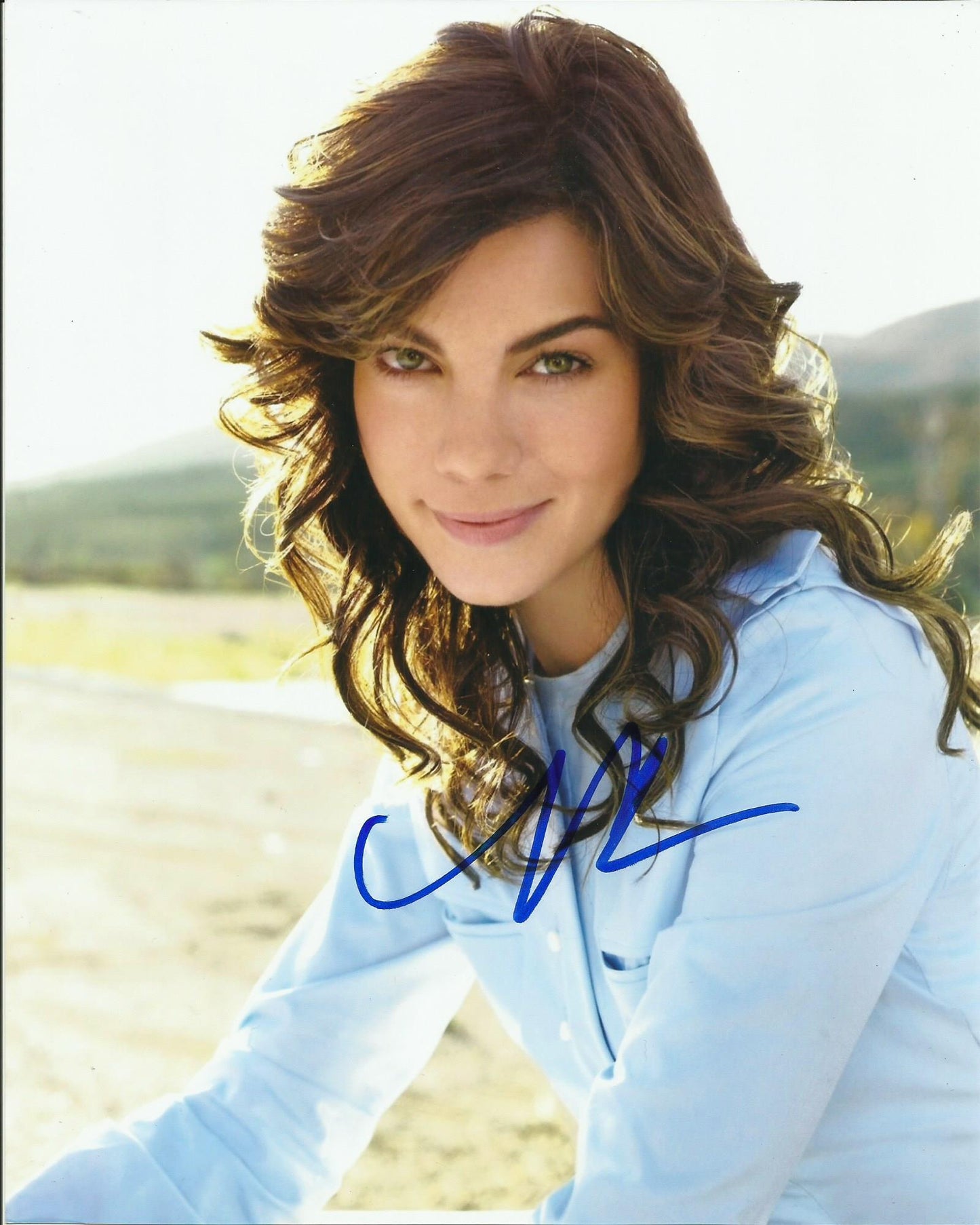 MICHELLE MONAGHAN SIGNED SEXY 10X8 PHOTO (2)