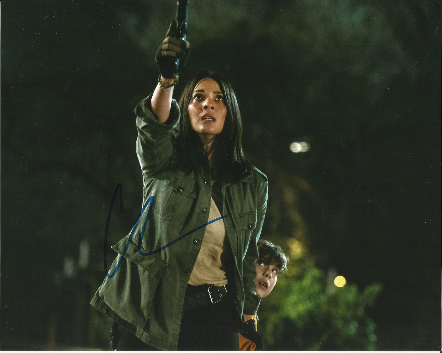 OLIVIA MUNN SIGNED THE PREDATOR 10X8 PHOTO (1)