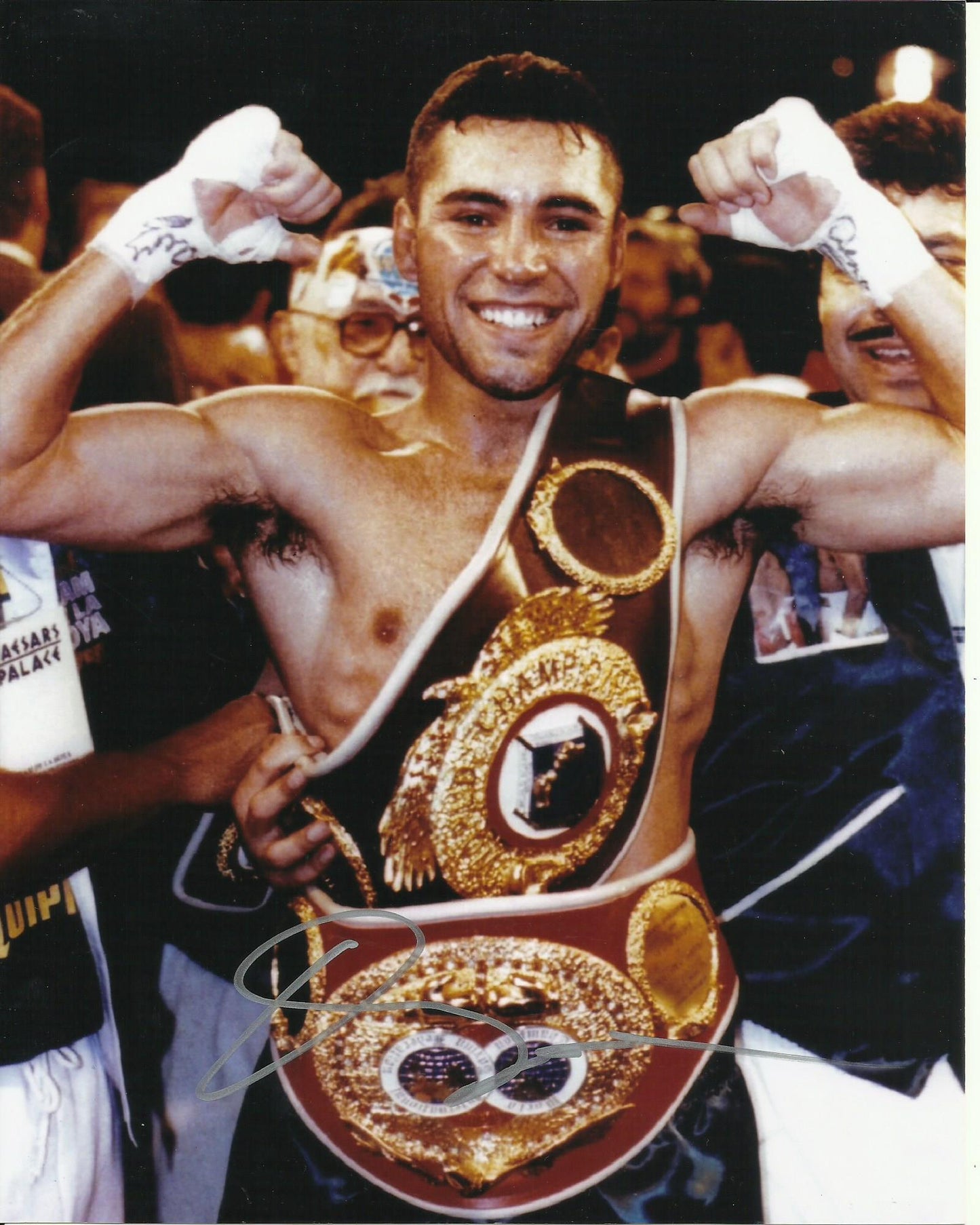 OSCAR DE LA HOYA SIGNED BOXING 10X8 PHOTO