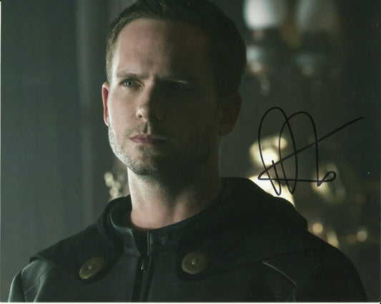 PATRICK J ADAMS SIGNED LEGENDS OF TOMORROW 8X10 PHOTO (1)